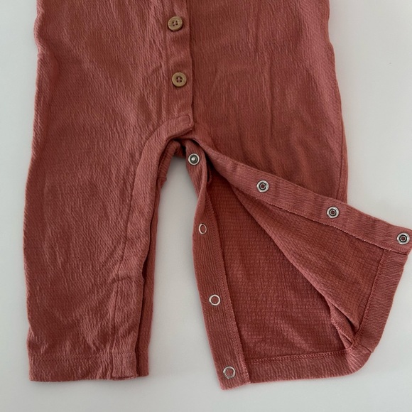 9 month old Carter’s ruffle sleeve textured romper with wood detail buttons - Picture 3 of 4
